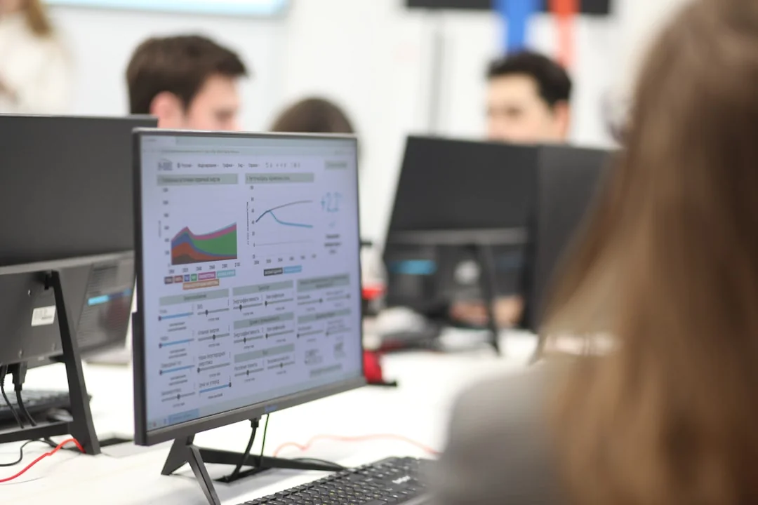 Des notes adhésives avec des idées de marketing pour les fêtes, pour les campagnes de Noël sur les réseaux sociaux et par email.